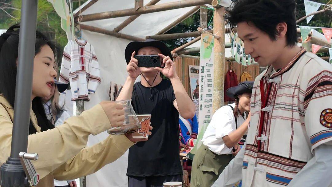 Lafuma办集市、启徒步明星助力引热潮J9真人游戏第一品牌基诺山乡携手户外品牌(图3) Lafuma办集市、启徒步明星助力引热潮J9真人游戏第一品牌基诺山乡携手户外品牌(图3)